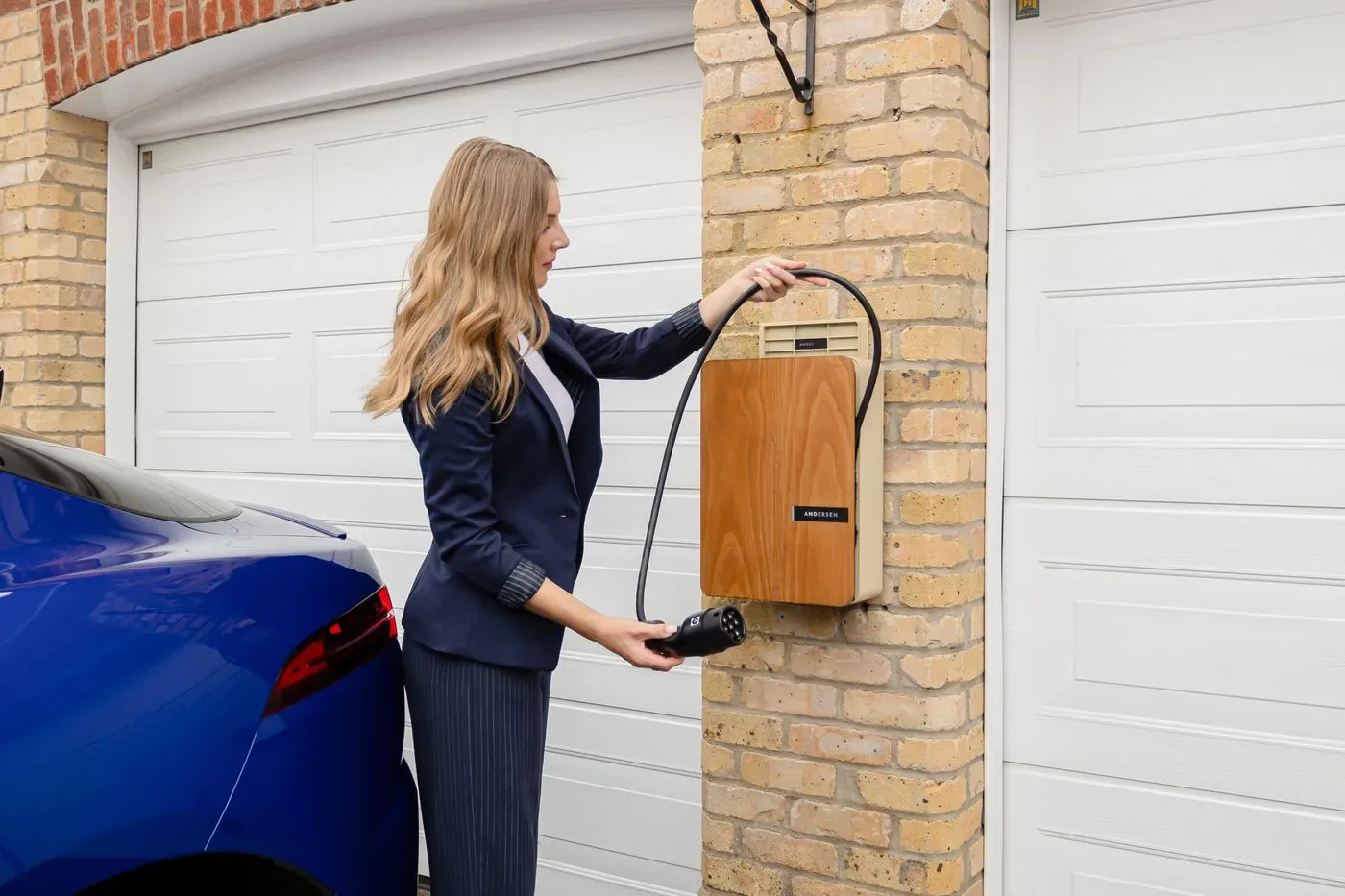 Installation d'une wallbox sur une place de parking dans le Val-de-Marne